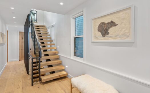 W 546 Pacific Avenue