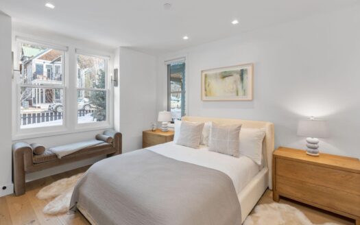 W 546 Pacific Avenue