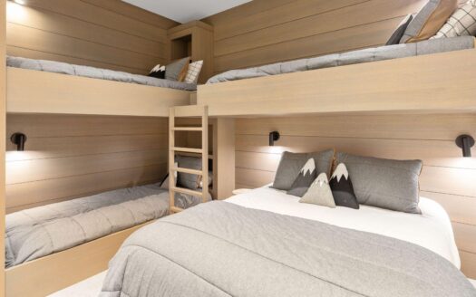 W 546 Pacific Avenue