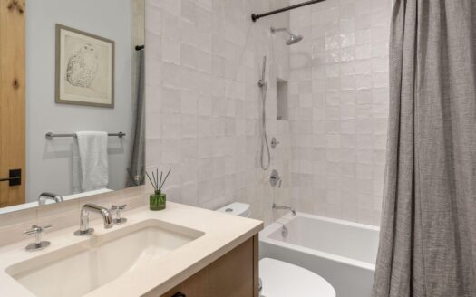 W 546 Pacific Avenue