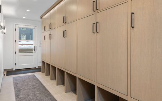 W 546 Pacific Avenue