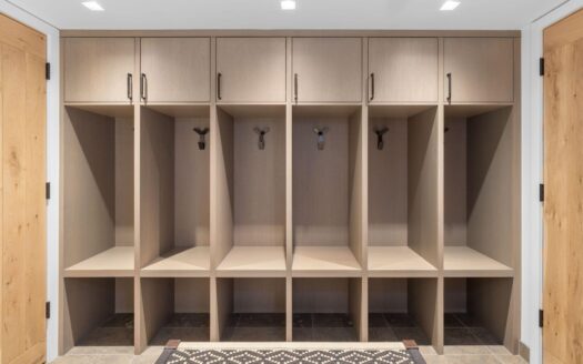 W 546 Pacific Avenue