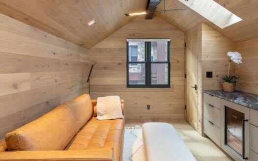 W 546 Pacific Avenue