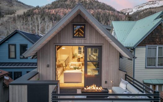 W 546 Pacific Avenue