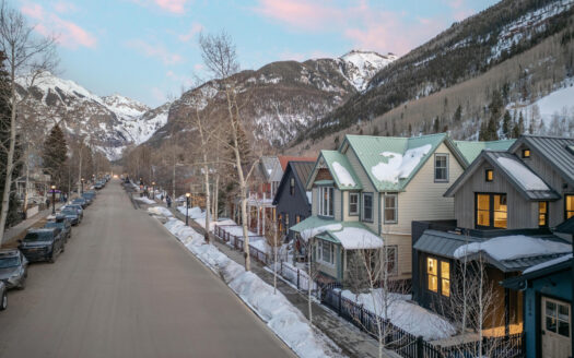 W 546 Pacific Avenue