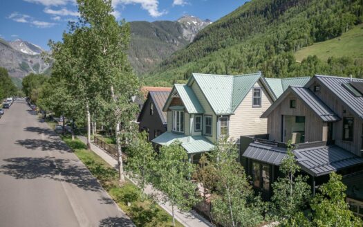 W 546 Pacific Avenue