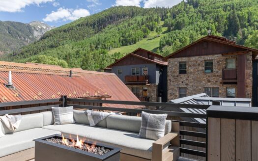 W 546 Pacific Avenue