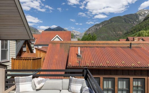 W 546 Pacific Avenue