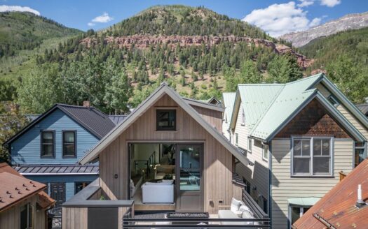 W 546 Pacific Avenue