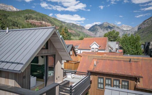 W 546 Pacific Avenue