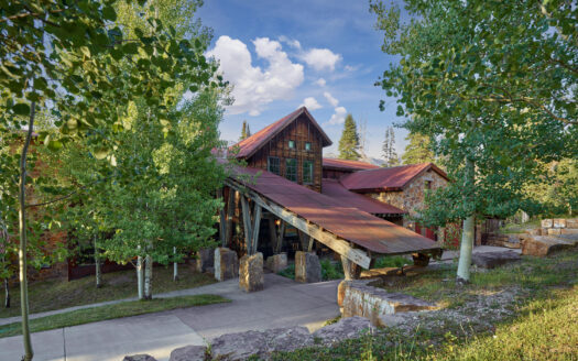 401 Larkspur Lane