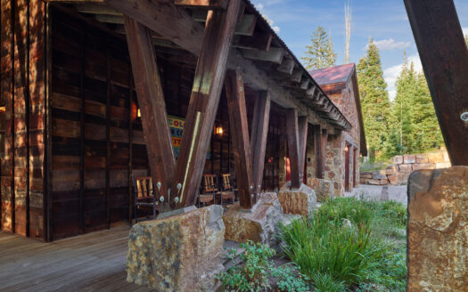 401 Larkspur Lane