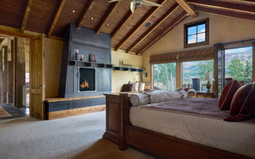 401 Larkspur Lane