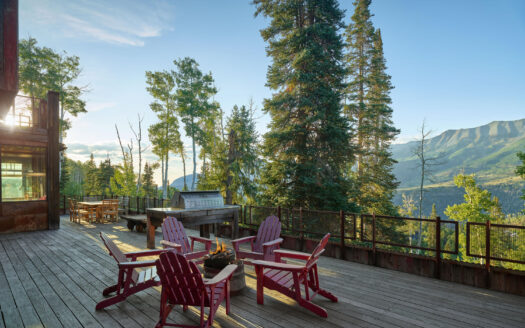 401 Larkspur Lane