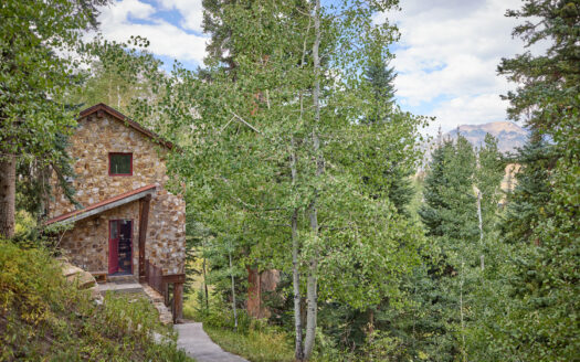401 Larkspur Lane