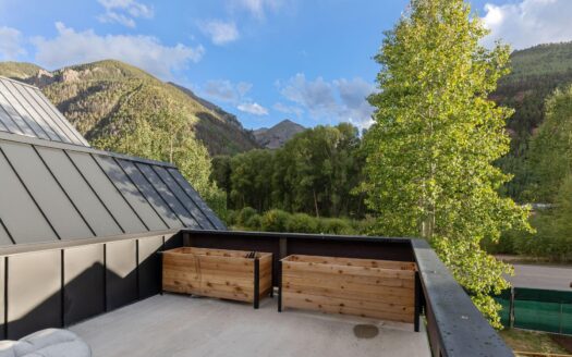 E 627 Colorado Avenue